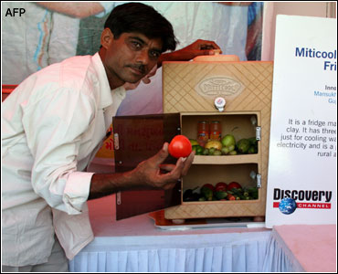 indiano mostras geladeira de barro