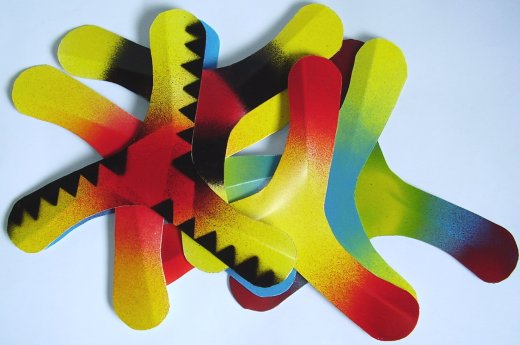 Conjunto de bumerangues coloridos desenvolvidos em chapa de PVC para estudo de design de produto